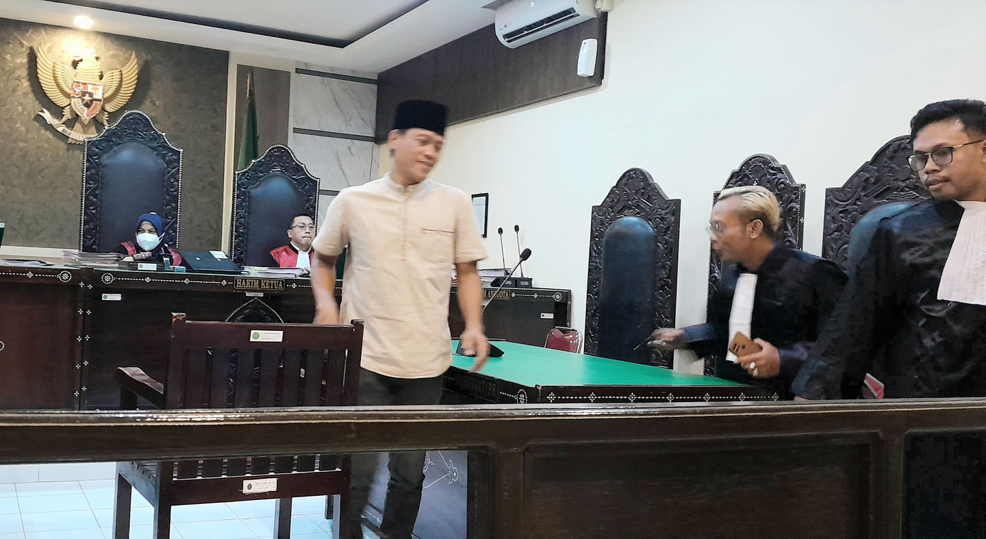 Kepala Desa Jagaraga M Hasyim usai mengikuti sidang putusan di Pengadilan Negeri Mataram, Senin (15/1).