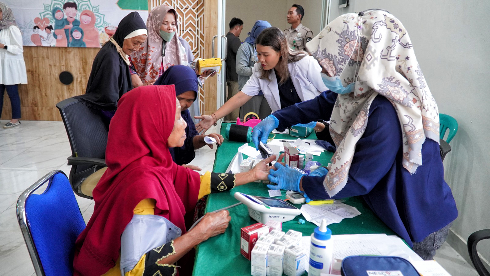 CEK KESEHATAN: Para ibu memeriksakan kesehatan di acara roadshow ibu sehat dan sembako keluarga (RISALAH) yang digelar PT Pegadaian Kantor Area Ampenan, Jumat (14/1).