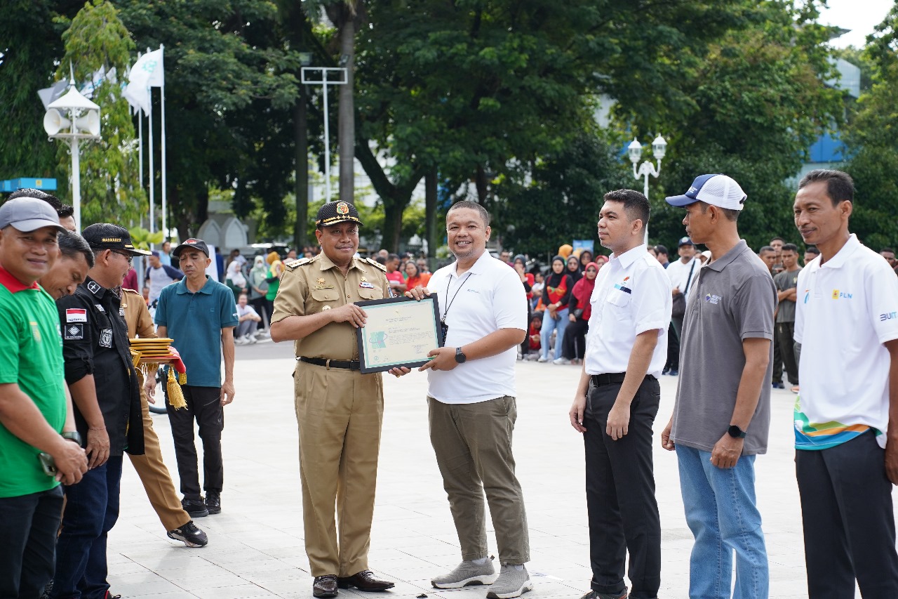 Pj Gubernur NTB Lalu Gita Ariadi menyerahkan piagam penghargaan Zero Accident kepada perwakilan PLN UIP Nusra.