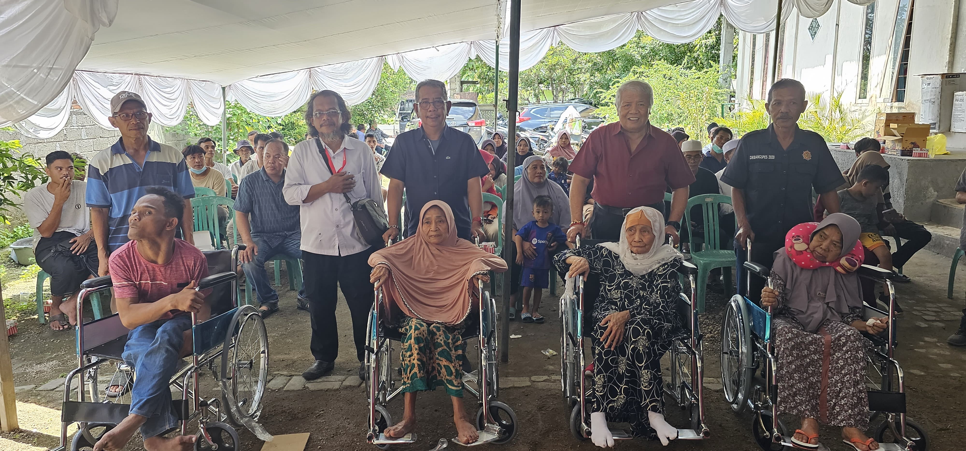 MERAKYAT: Anggota DPR RI Komisi VIII dapil Lombok dari PDIP H Rachmat Hidayat foto bersama para penerima bantuan kursi roda di Praya, Loteng, Senin (15/1).