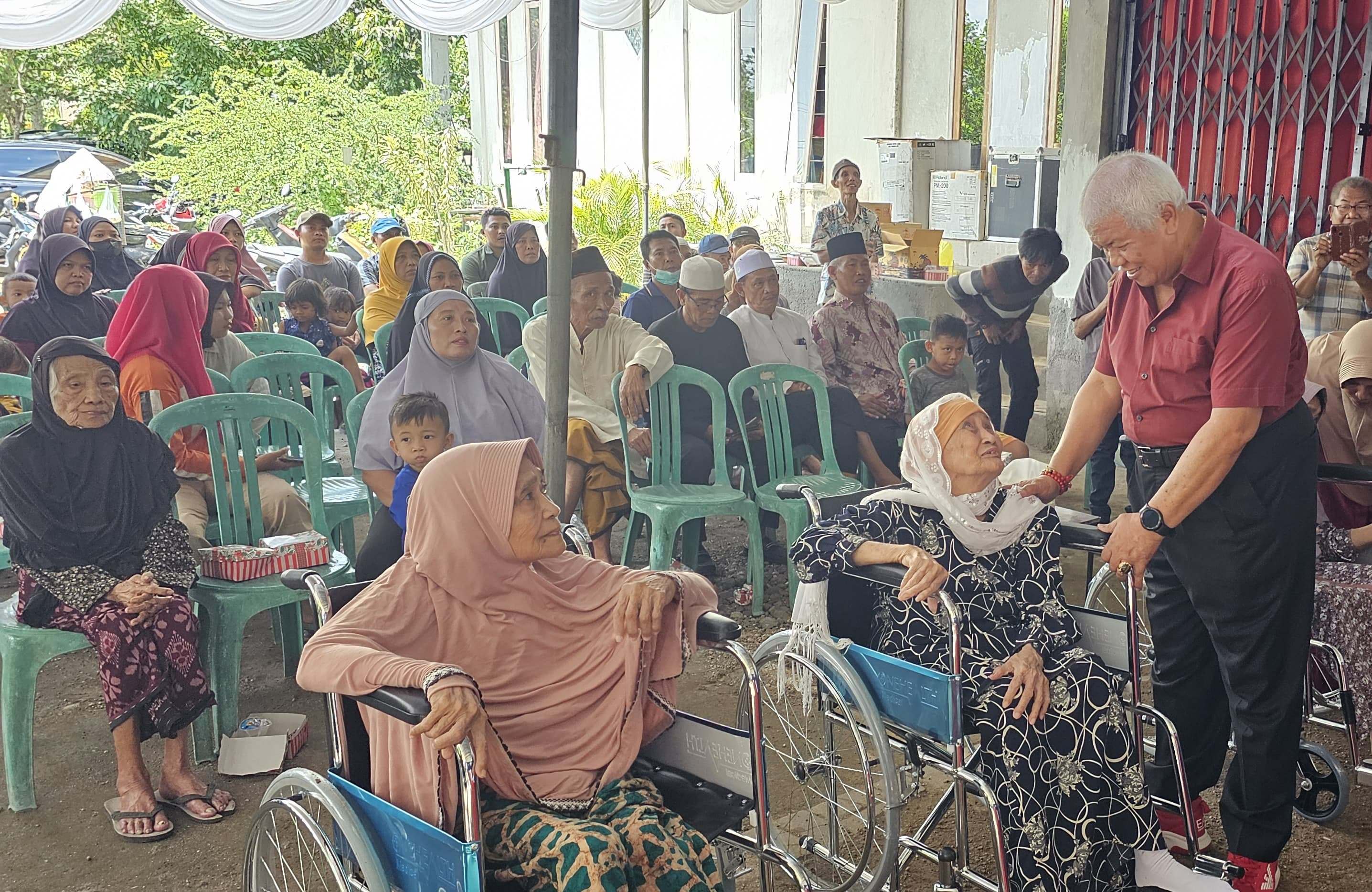 BAGI KURSI RODA: Anggota DPR RI Komisi VIII dapil Lombok dari PDIP H Rachmat Hidayat saat menyalurkan bantuan kursi roda untuk warga Praya, Loteng, Senin (15/1).
