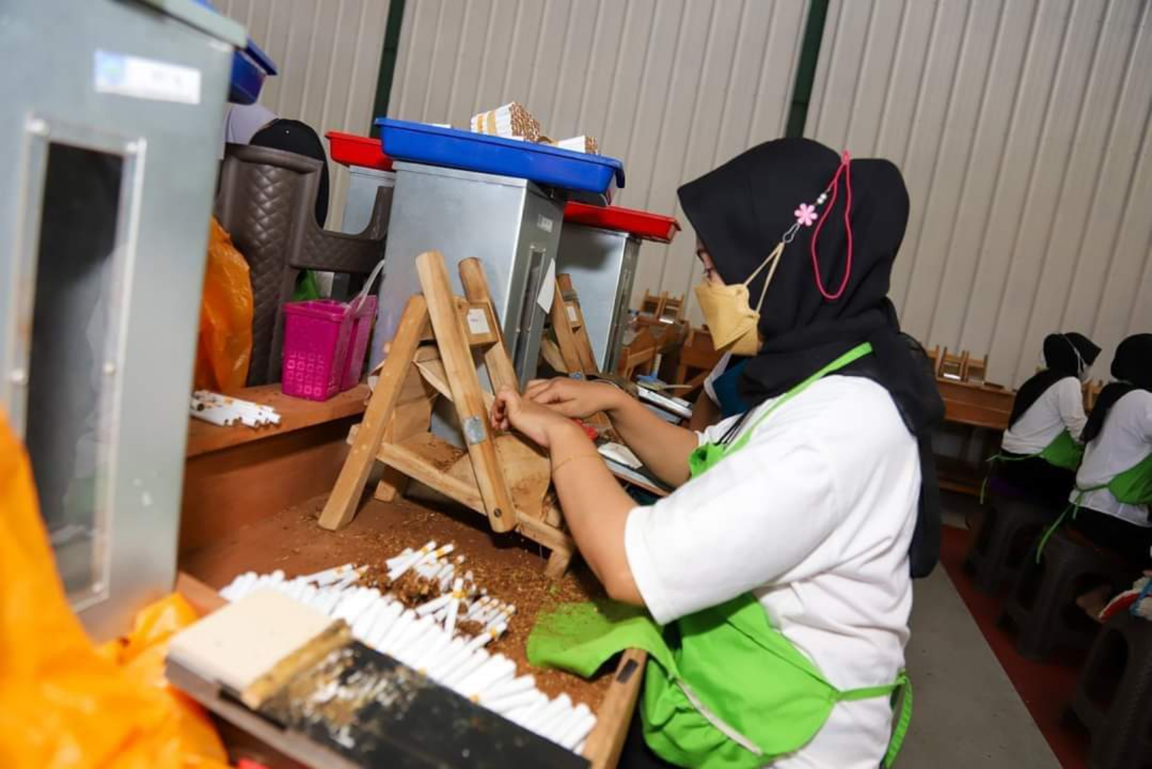 PRODUKSI LOKAL: Salah satu pekerja Aglomerasi Pabrik Hasil tembakau (APHT) Lombok Timur yang tengah memproduksi rokok legal, pekan lalu.(IST/LOMBOK POST)