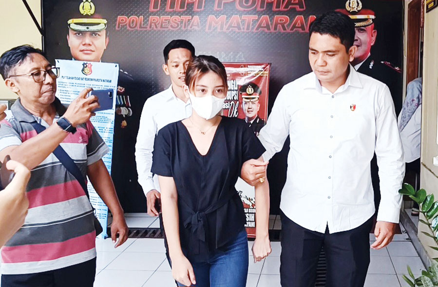 Bethari Erna Yanti, 23 tahun, diamankan Satreskrim Polresta Mataram atas dugaan penipuan arisan online fiktif.