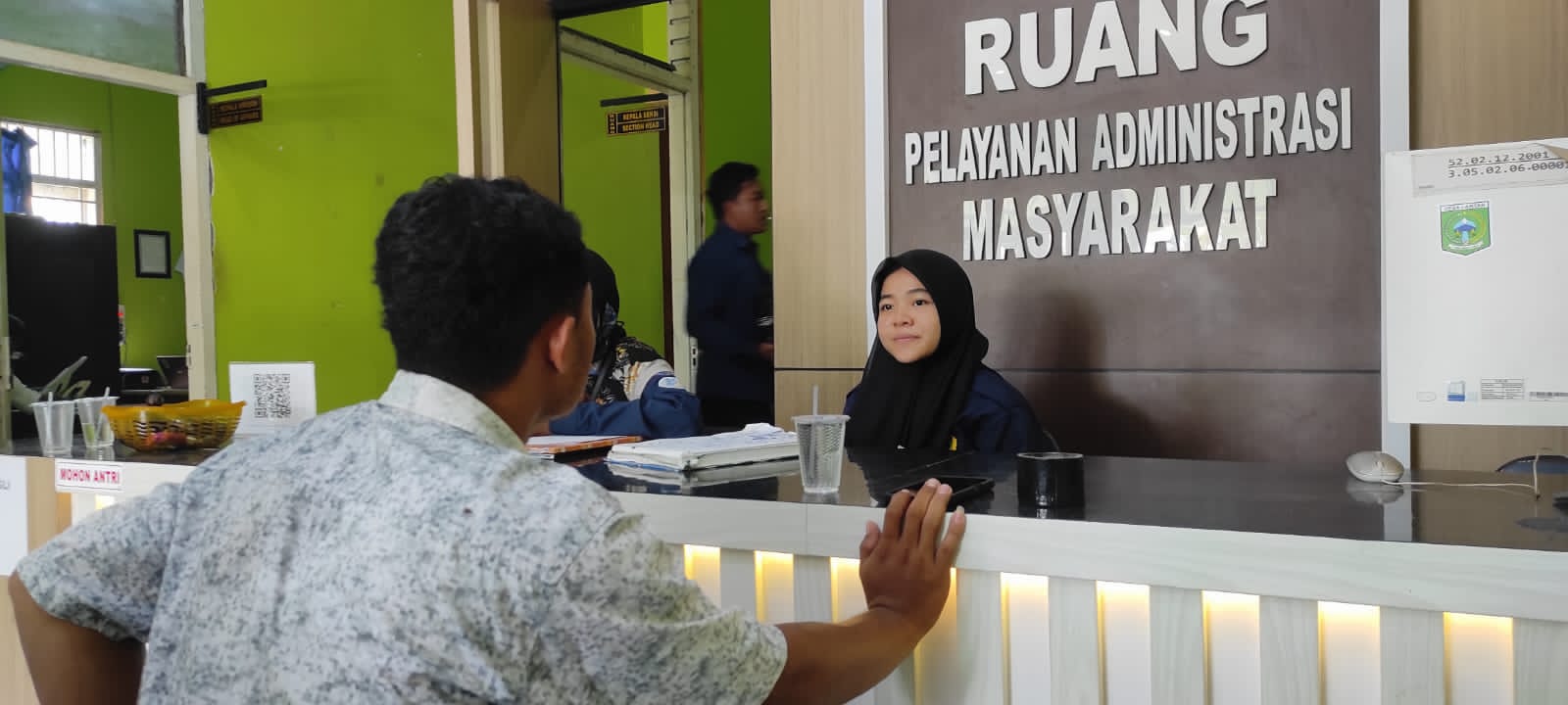 Seorang warga sedang mengurus pelayanan surat menyurat dikantor DesaLantan, Kecamatan Batukliang Utara, Loteng, pekan lalu.