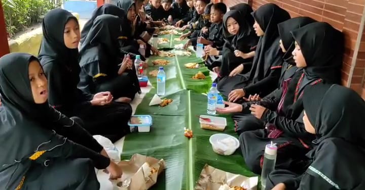 TRADISI: Para murid SDN 42 Cakranegara begibung pada kegiatan Sabtu Budaya di sekolah setempat, belum lama ini.(SDN 42 CAKRANEGARA FOR LOMBOK POST)