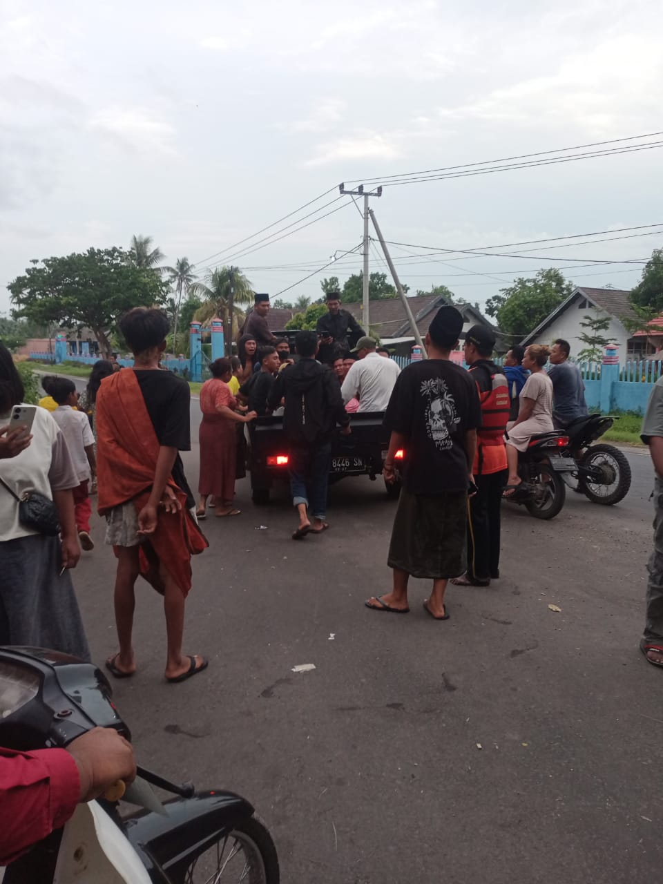 DIEVAKUASI: Jenazah Ilham, siswa MTS yang tenggelam di Pantai Pijot, Kecamatan Keruak, Lotim ditemukan Selasa (16/1) pagi. (Pardi/Lombok Post)