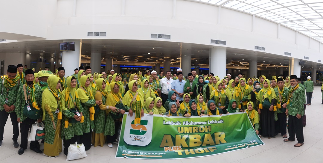 SELAMAT BERIBADAH: Bupati Loteng Lalu Pathul Bahri (tengah) melepas ratusan jamaah umrah akbar dari PT Buana Sentosa Utama Tour Travel. (DEWI/LOMBOK POST)
