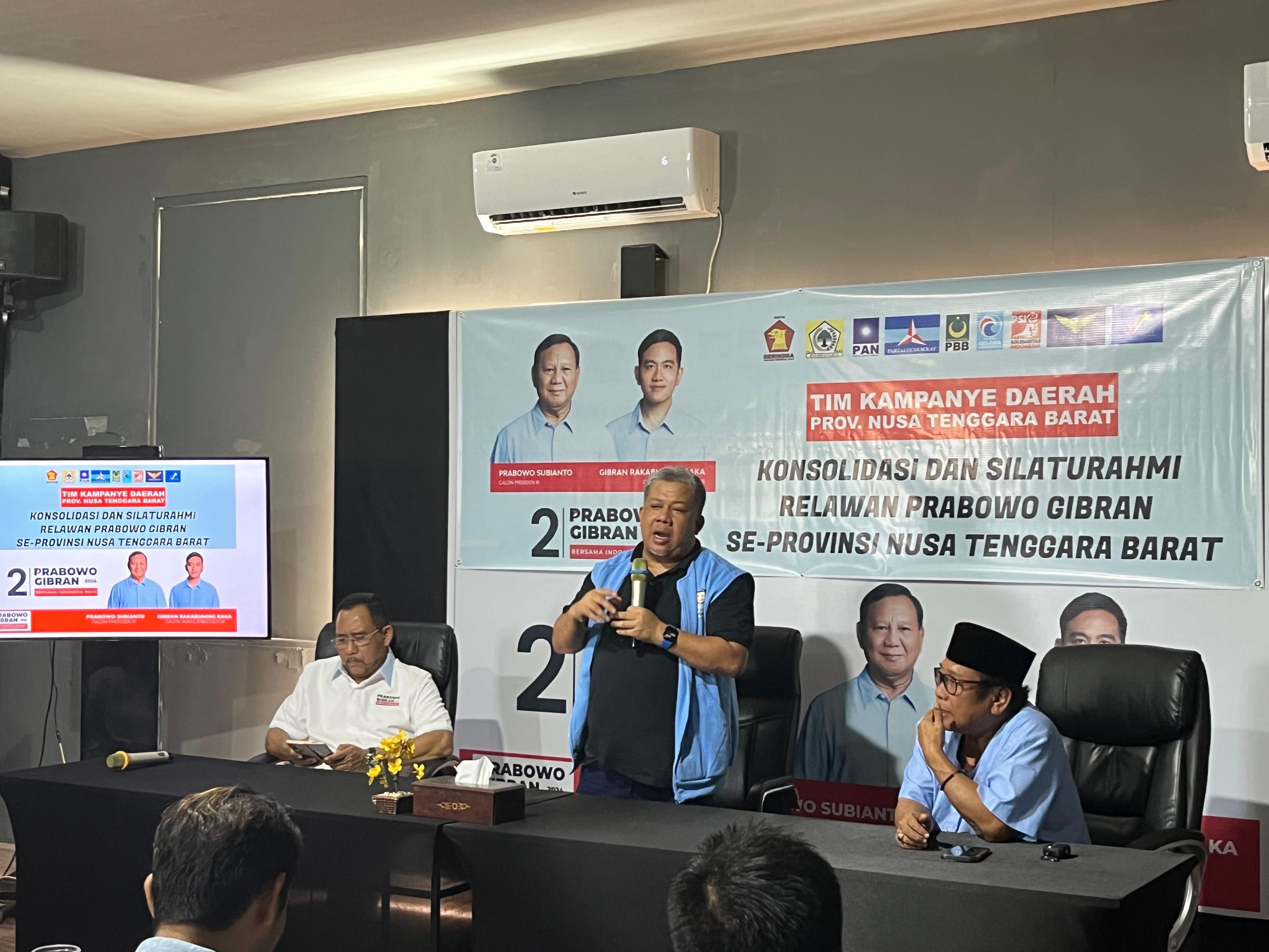 Juru bicara Tim Kampanye Nasional (TKN) Prabowo-Gibran Fahri Hamzah (tengah) memberi pengarahan pada acara konsolidasi relawan Prabowo-Gibran di Mataram, kemarin (16/1).