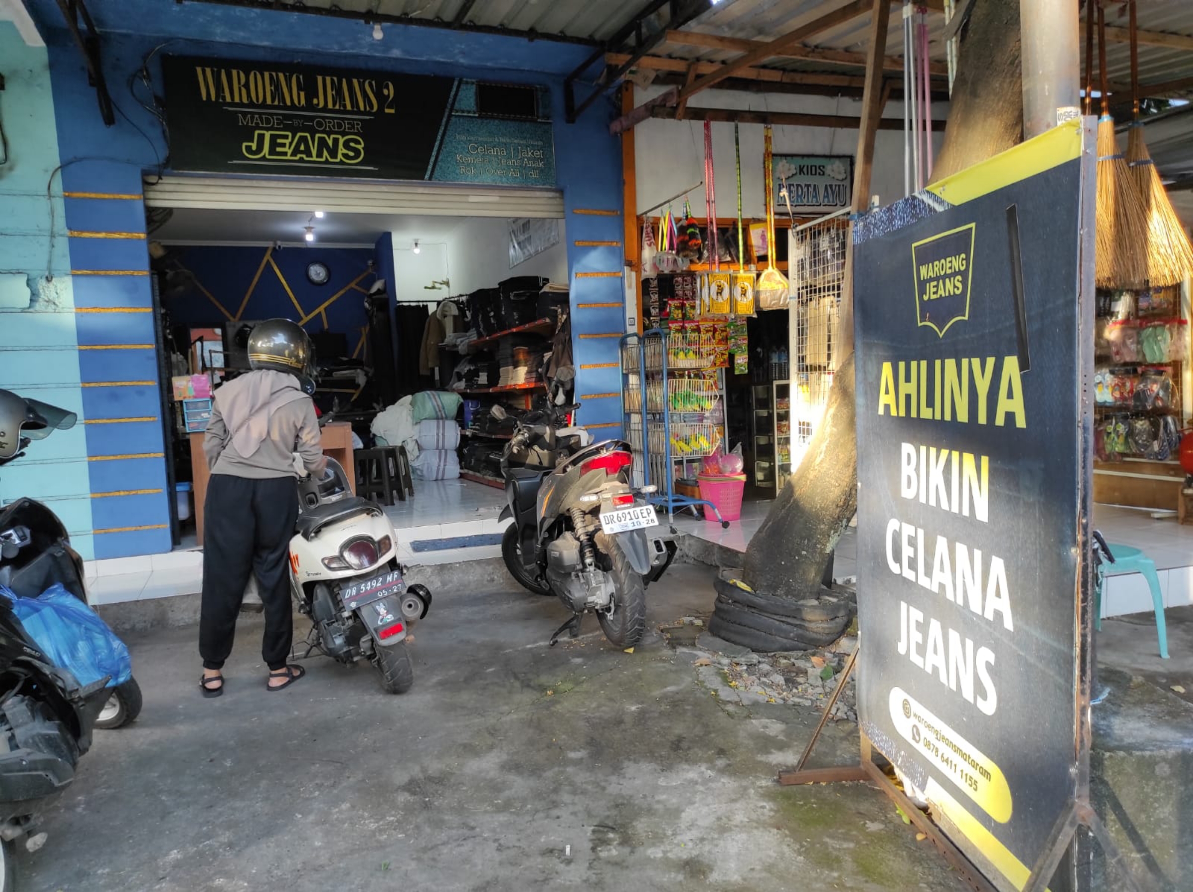 KONVEKSI JEANS: Salah satu cabang Waroeng Jeans, pusat konveksi jeans, kemeja, hingga gamis denim di Kota Mataram.(FERIAL/LOMBOK POST)