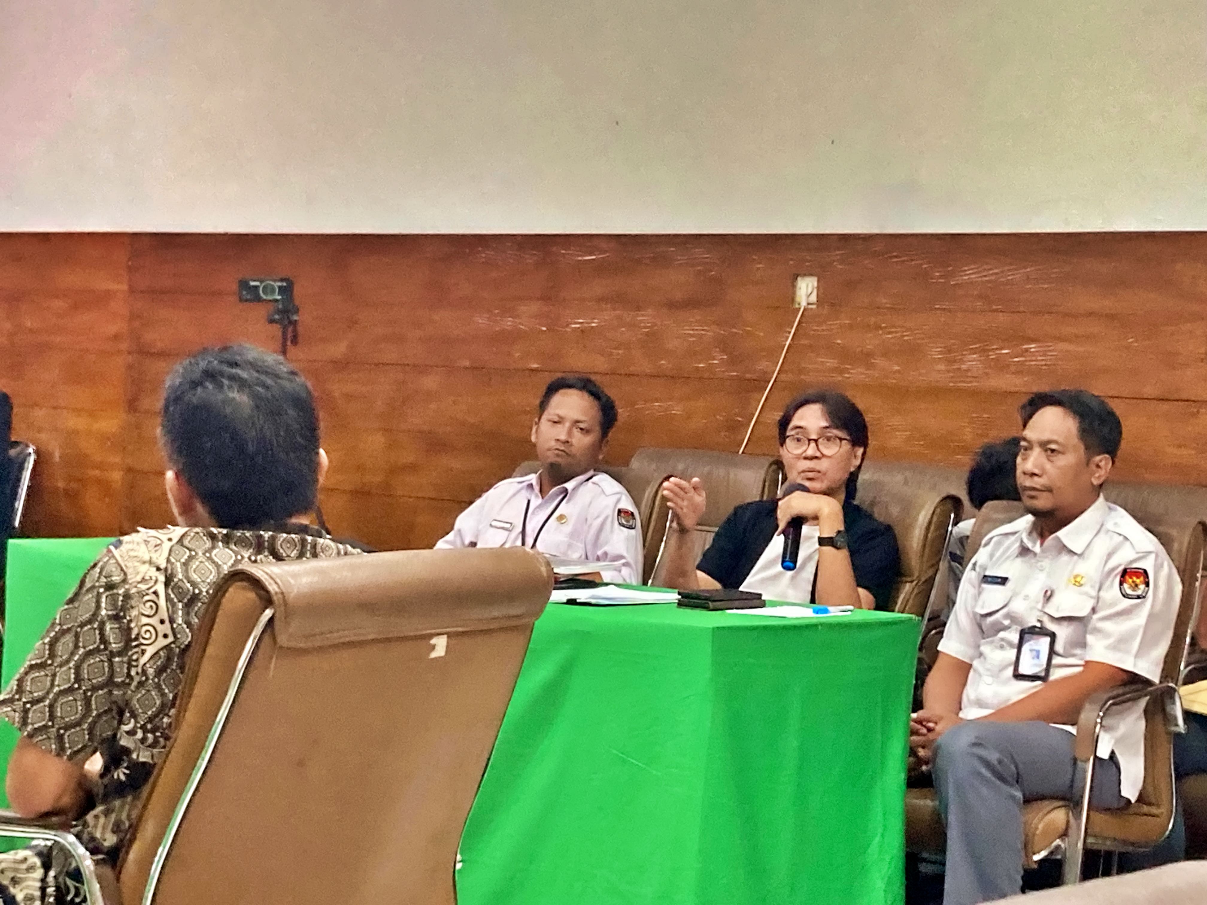 Komisioner NTB Yan Marli melontarkan  pertanyaan pada saksi ahli kuasa hukum partai Demokrat NTB dalam sidang ajudikasi sengketa pencoretan Caleg partai Demokrat dari DCT di Bawaslu NTB (15/1/24)