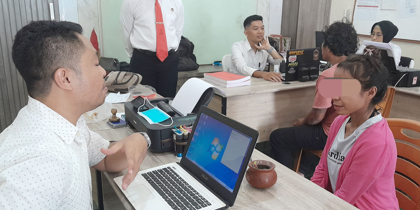 Perempuan berinisial AA (kanan) diperiksa penyidik Satresnarkoba Polresta Mataram usai ditangkap di sebuah hotel melati di Cakranegara.