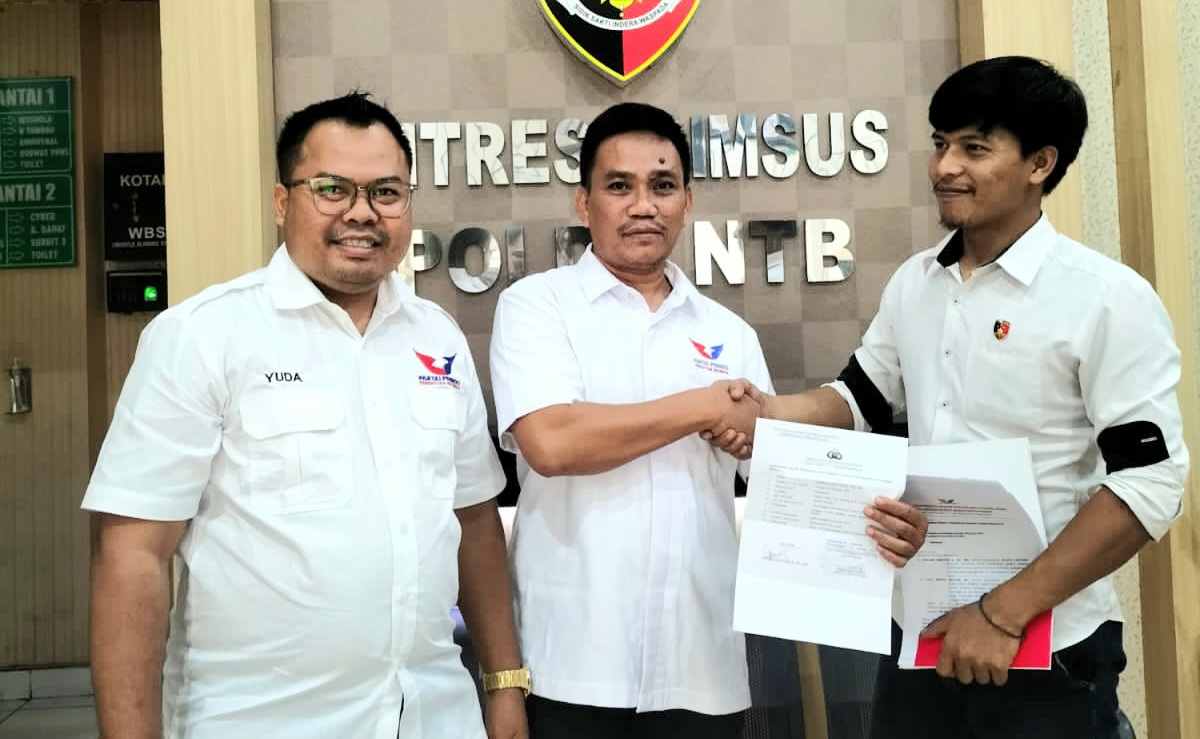 Tim hukum DPW Perindo NTB saat melaporkan dugaan penghinaan terhadap Ketua Harian Nasional DPP Partai Perindo TGB M Zainul Majdi, Senin (15/1).