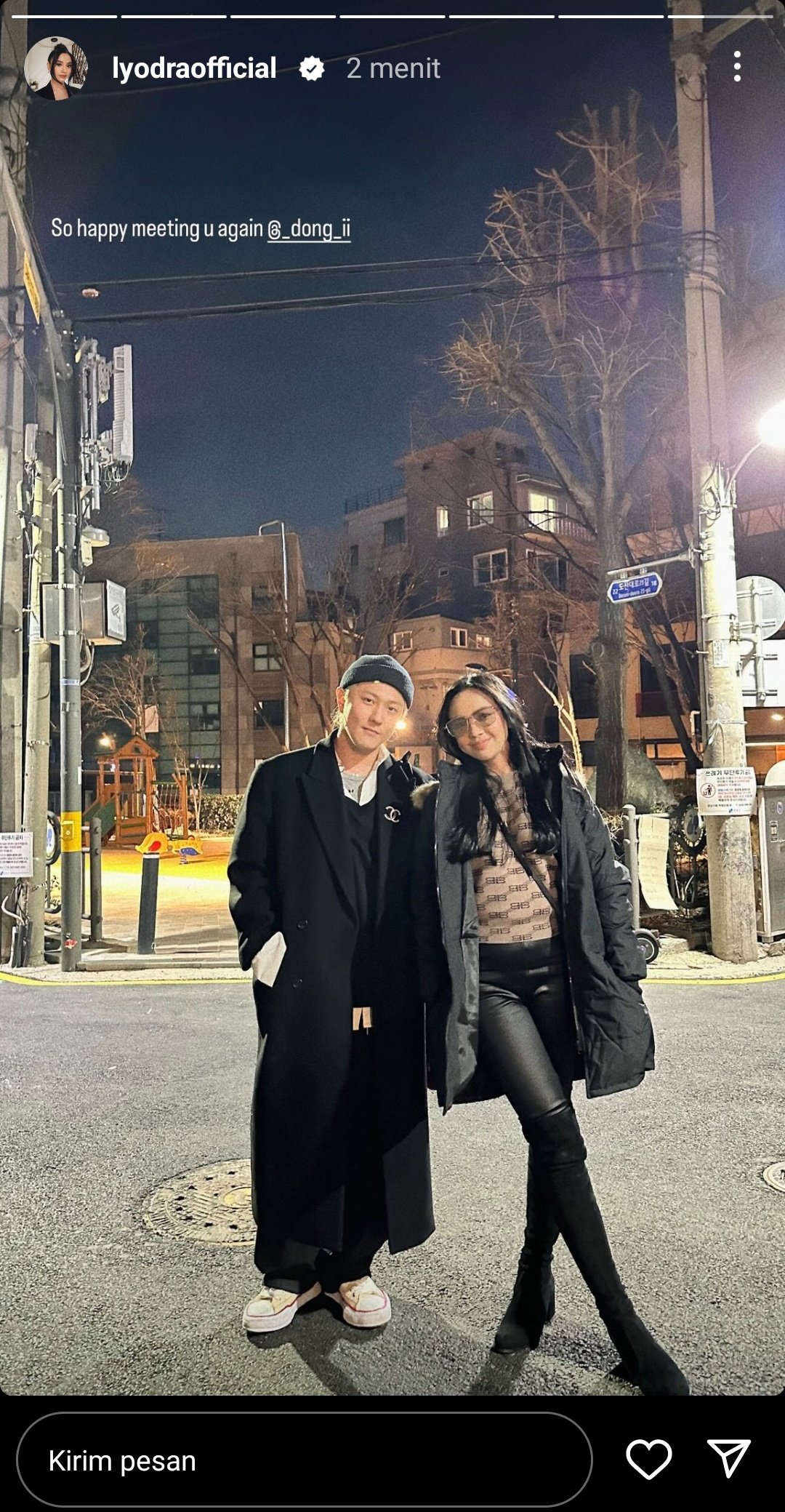 MOMEN MANIS: Unggahan Instagram story penyanyi Lyodra saat berfoto bersama dengan DK, member idol group IKON di Korea. (Tangkapan layar Instagram @lyodraofficial)