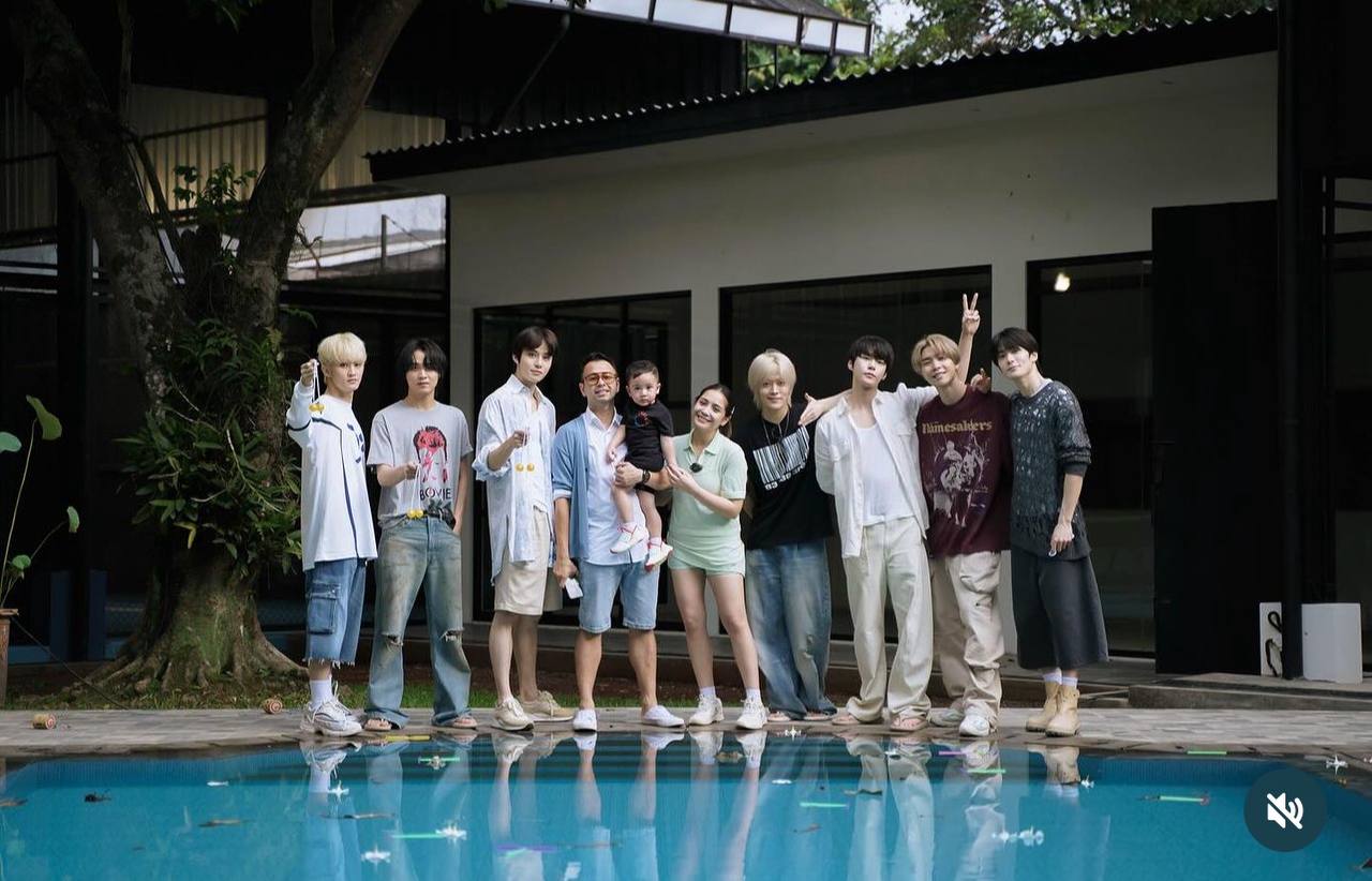 BIKIN IRI: Artis Raffi Ahmad bersama istri dan anaknya mengundang member NCT ke kediamannya belum lama ini. (Tangkapan layar Instagram @raffinagita1717)