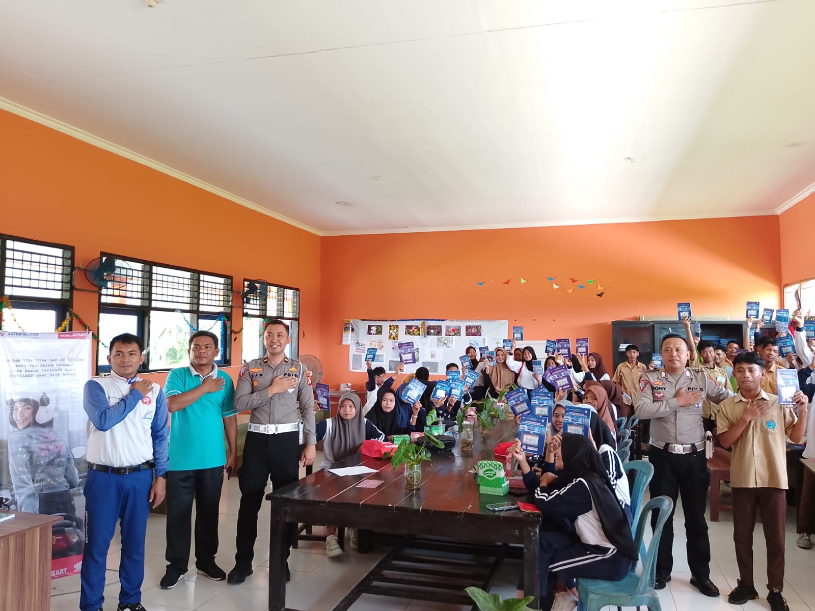 Kolaborasi: Tim safety riding Astra Motor NTB bersama Polres Lobar saat berkegiatan di SMKN 1 Kediri.(HONDA FOR LOMBOK POST)