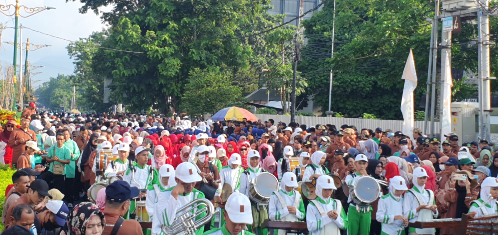 Ribuan peserta memadati salah satu ruas jalan utama saat mengikuti jalan kerukunan yang digelar Kanwil Kemenag NTB, Kamis (18/1).