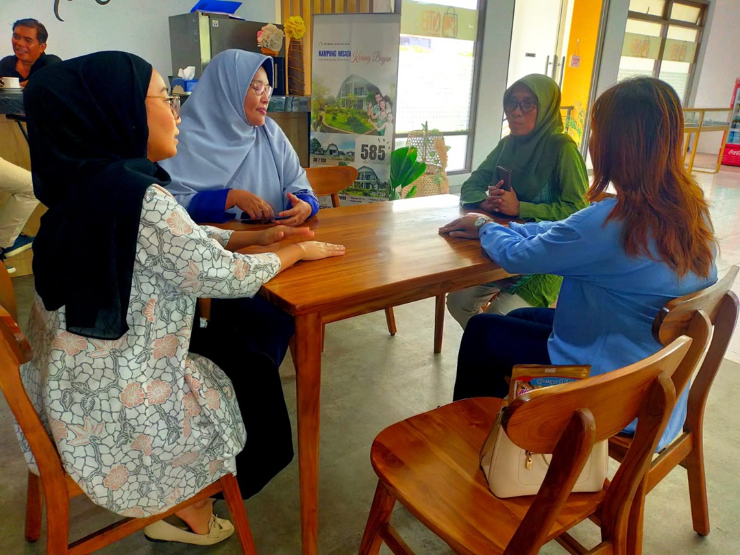 KERJA SAMA: Kasi Pemasaran UPTD Balai Promosi dan Pemasaran Produk Unggulan Daerah (BP3UD) Tri Endah Tresnawati (dua kanan) saat menerima kunjungan tim marketing Garuda Indonesia Lombok.