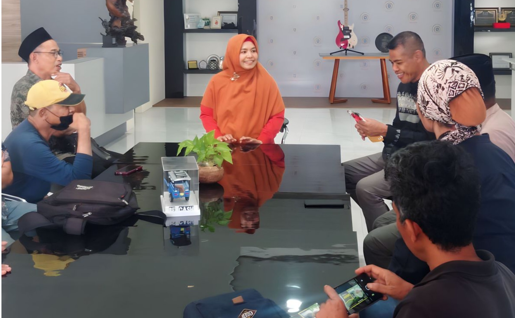 TUKAR PIKIRAN: Kepala Disperin NTB Nuryanti (tengah) berdiskusi dengan Lombok Homestay Association (LHA) Lombok Timur terkait program dan potensi ekspor produk kopi robusta Rinjani. (IST/LOMBOK POST)