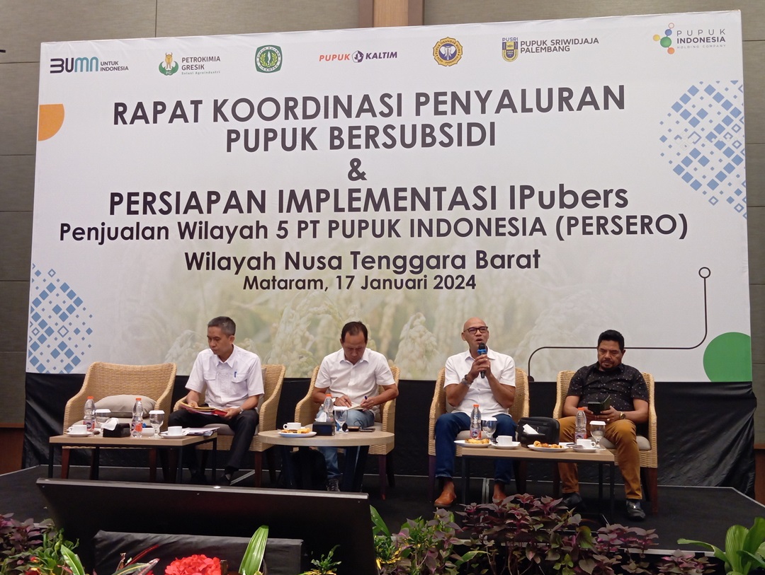 RAKOR: Manajer Penjualan Pupuk Indonesia Area NTB Rudi Sulistya (dua kanan) menyampaikan realisasi penyaluran pupuk di NTB. (FERIAL/LOMBOK POST)