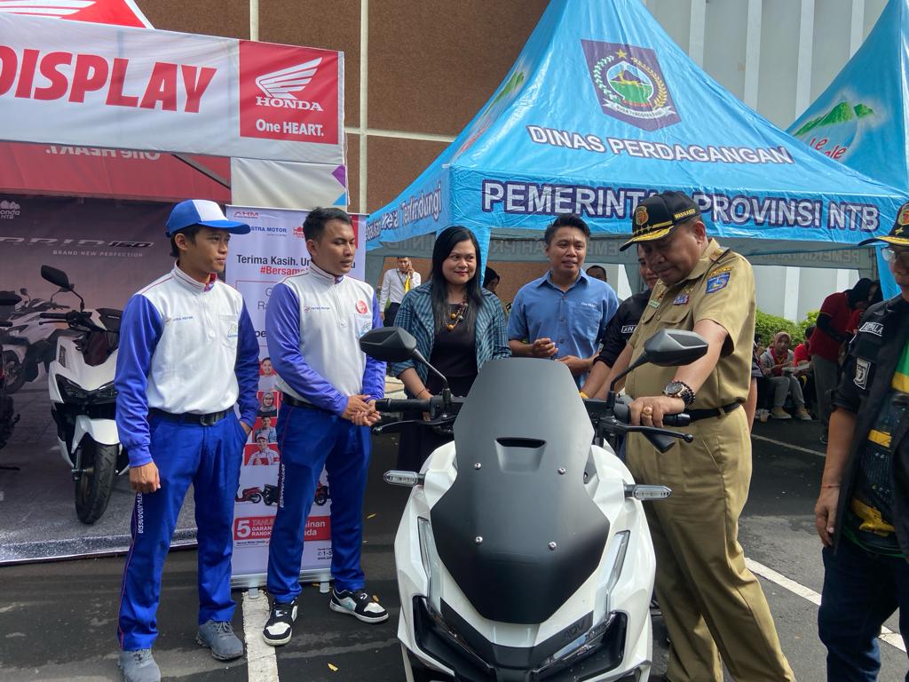 Jadi pusat perhatian : PJ gubernur NTB saat mengecek Honda ADV 160. (Honda for Lombok Post)