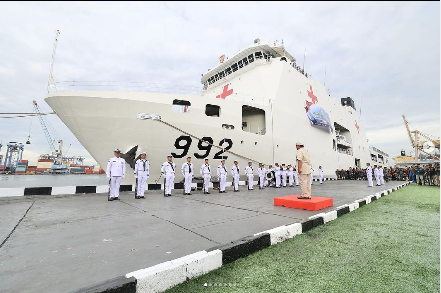 Menteri Pertahanan RI Prabowo Subianto @prabowo melepas keberangkatan kapal rumah sakit TNI KRI dr. Radjiman Wedyodiningrat-992 dari Dermaga Markas Komando Lintas Laut Militer (Kolinlamil), Jakarta.