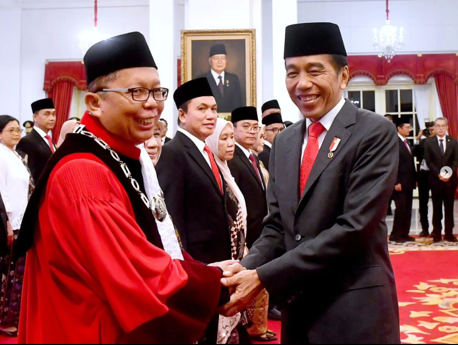 Presiden Joko Widodo menyalami Hakim Konstitusi yang baru dilantik Asrul Sani. (tangkapan layar IG Jokowi)