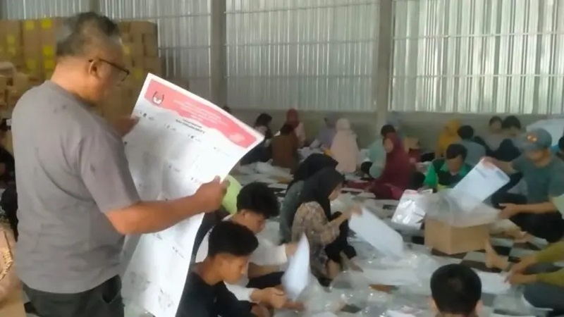 CEK SURAT SUARA: Ketua Bawaslu Kabupaten Bima Junaidin tinjau proses sortir surat suara di kantor KPU Kabupaten Bima.(ISTIMEWA/LOMBOK POST)
