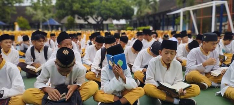 KEGIATAN IMTAK: Para siswa SMPN 8 Mataram melaksanakan kegiatan Imtak di halaman sekolah setempat, belum lama ini. (SMPN 8 MATARAM FOR LOMBOK POST)