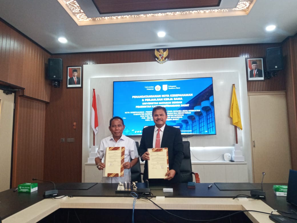 KERJA SAMA: Rektor Unram Prof Bambang Hari Kusumo, (kanan) dan Bupati Sumbawa Barat HW Musyafirin usai menandatangani PKS di Ruang Sidang Senat Unram. (ROJAI/LOMBOK POST)