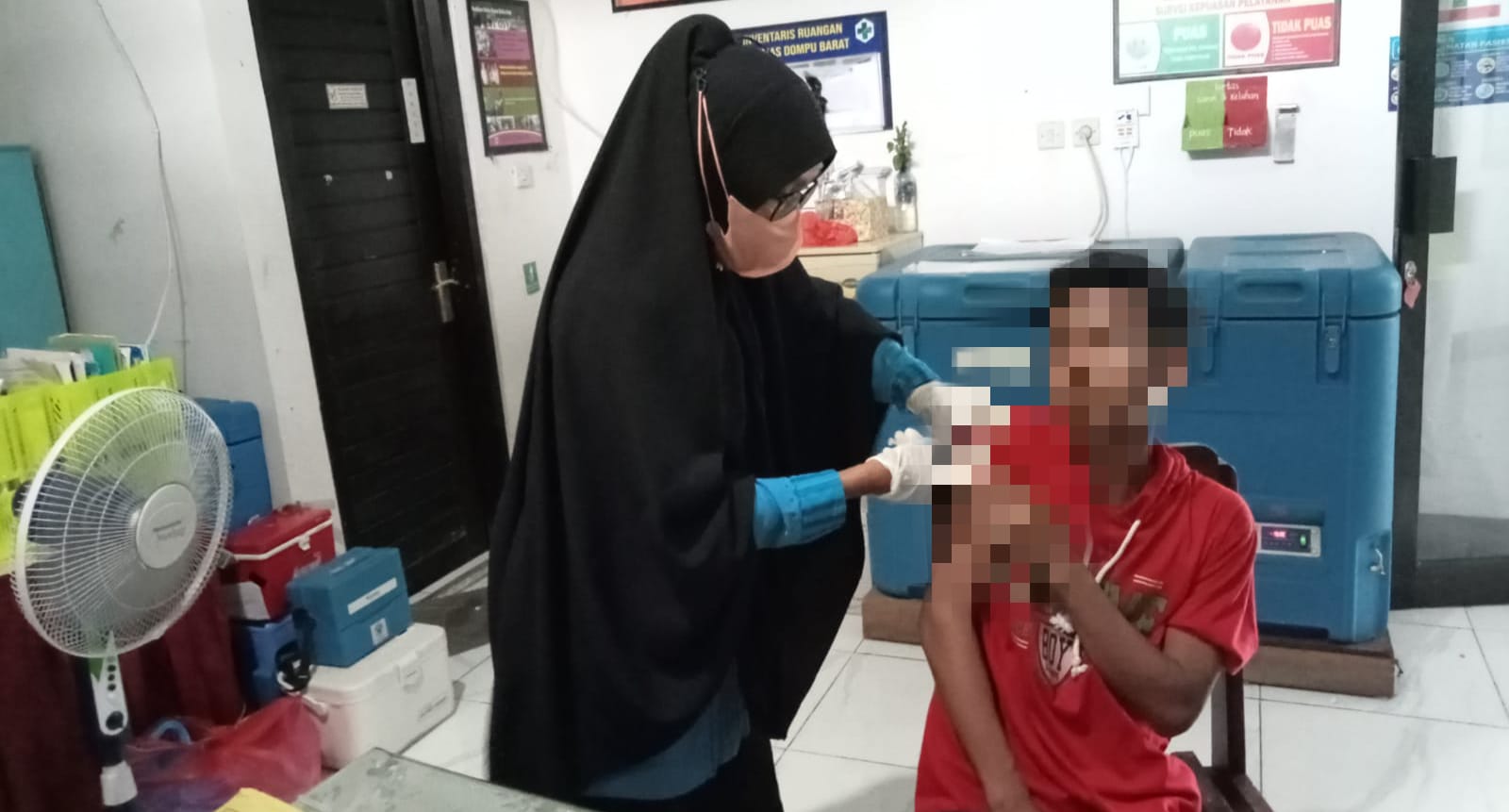DIRAWAT: Pasien digigit anjing diduga terpapar rabies dirawat di Puskesmas Dompu Barat. (ISTIMEWA/LOMBOK POST)