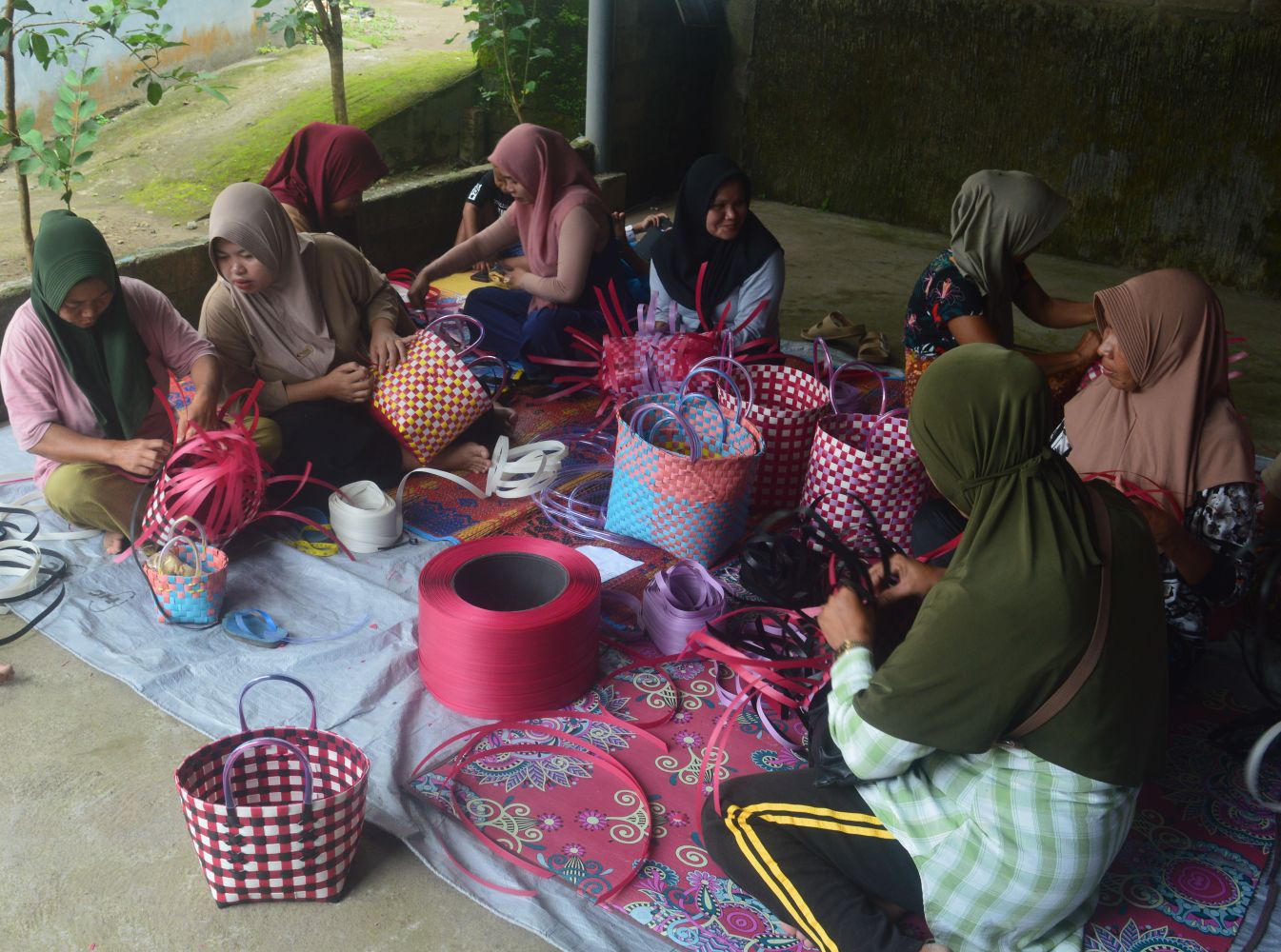 ibu-ibu membuat kerajinan tas belanja berbahan strapping di salah satu rumah di Dusun Endut Tojang, Desa Lantan, Kecamatan Batukliang Utara, Lombok Tengah, Jumat (18/1).