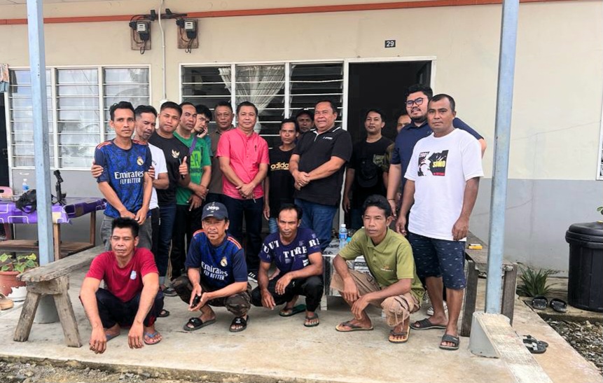 CEK PMI: Komisaris Utama PT Cipta Rezeki Utama H Edy Sopyan saat menengok para PMI asal Lombok yang bekerja di perkebunan sawit milik perusahaan FGV Lahad Datu Sabah Malaysia.