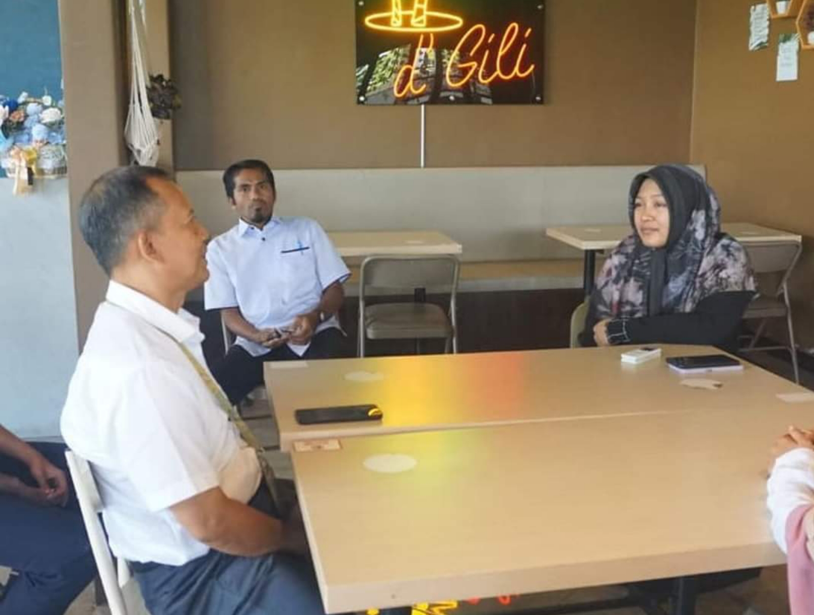 KUNJUNGI IKM: Kepala Balai Kemasan Produk Daerah NTB Agus Supriyanto (kiri) saat mengunjungi salah satu IKM kuliner legend di Kota Mataram.(IST/LOMBOK POST)