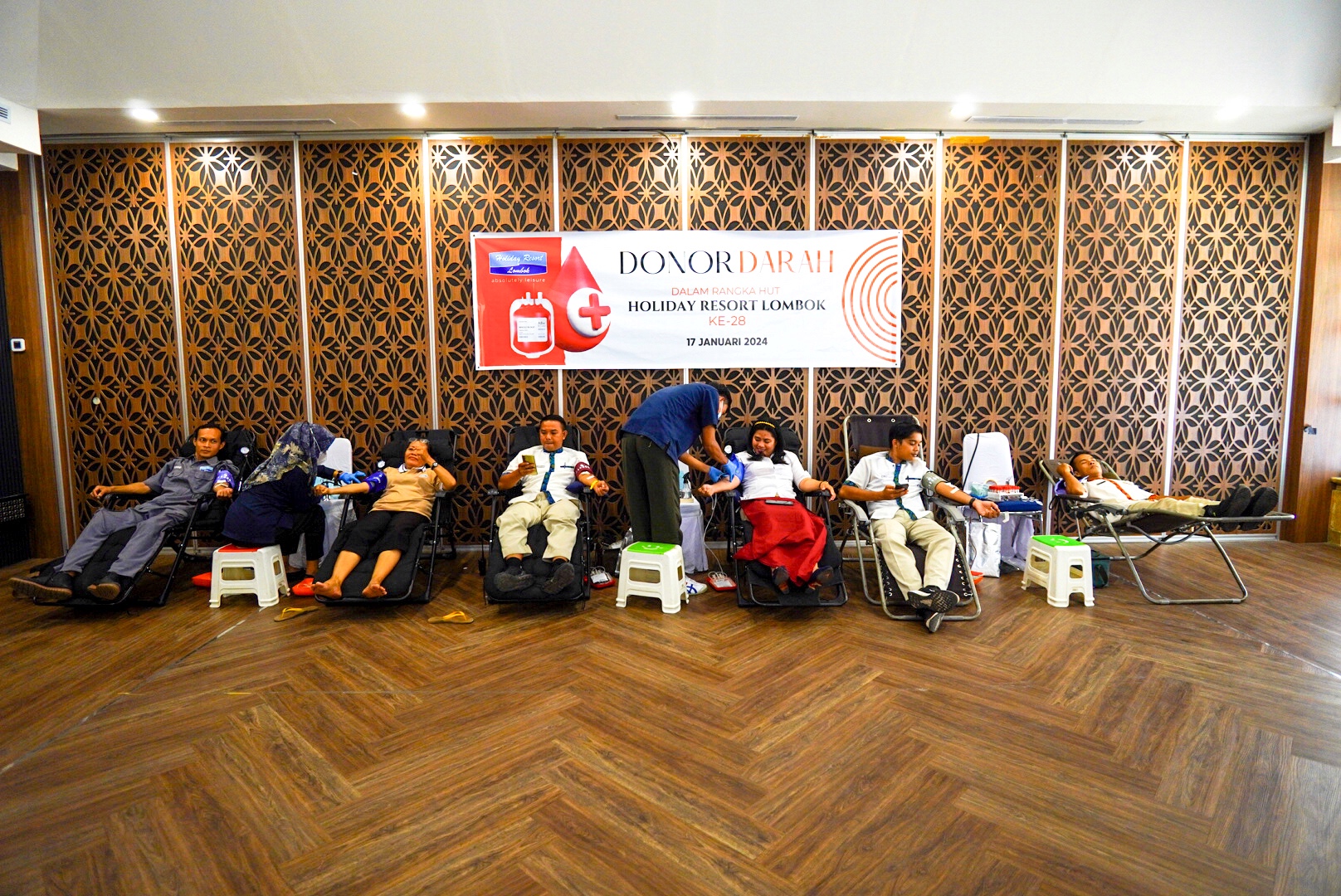 DONOR DARAH: Kegiatan donor darah dalam rangka menyambut hari ulang tahun ke-28 di Holiday Resort, beberapa hari lalu.(HOLIDAY RESORT FOR LOMBOK POST)