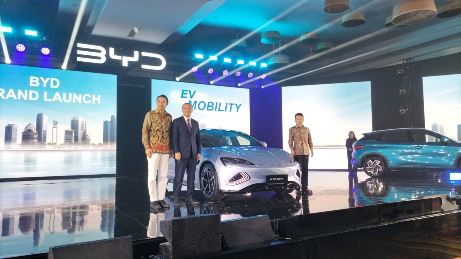 RAMAIKAN PASAR: Build Your Dreams (BYD) meluncurkan  Jenama dan tiga produk inovatifnya secara bersamaan, yaitu SEAL, Atto 3, dan Dolphin. (Foto Istimewa)