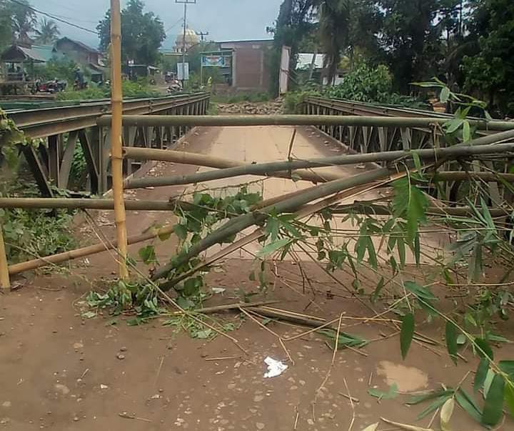 DITUTUP: Jembatan penghubung beberapa desa di Kecamatan Madapangga, Kabupaten Bima dua hari ditutup oleh warga.(ISTIMEWA/LOMBOK POST)