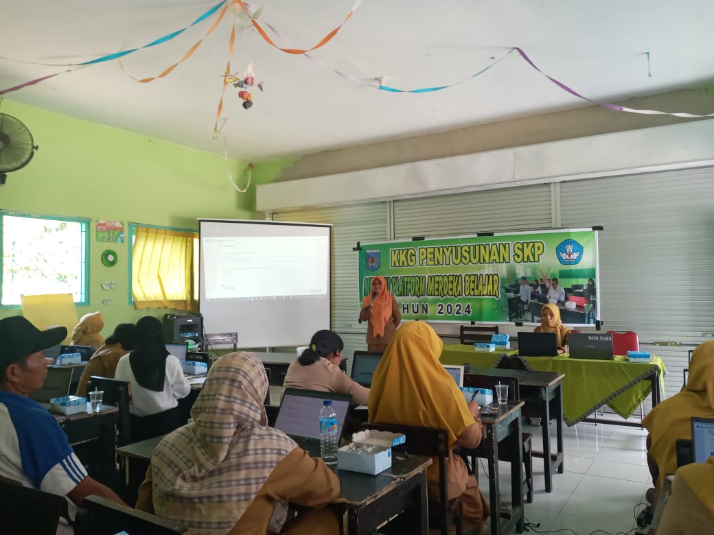 PELATIHAN: Puluhan guru SD yang tergabung dalam Gugus VI Kecamatan Mataram melaksanakan pelatihan penyusunan SKP melalui PMM di SDN 3 Ampenan, belum lama ini.