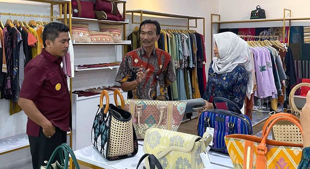 KUNJUNGI NTB MALL: Kepala Divisi Pelayanan Hukum dan HAM Kanwil Kemenkumham NTB Ignatius Mangantar Tua Silalahi (tengah) saat mengunjungi NTB Mall, kemarin (19/1).(IST/LOMBOK POST)
