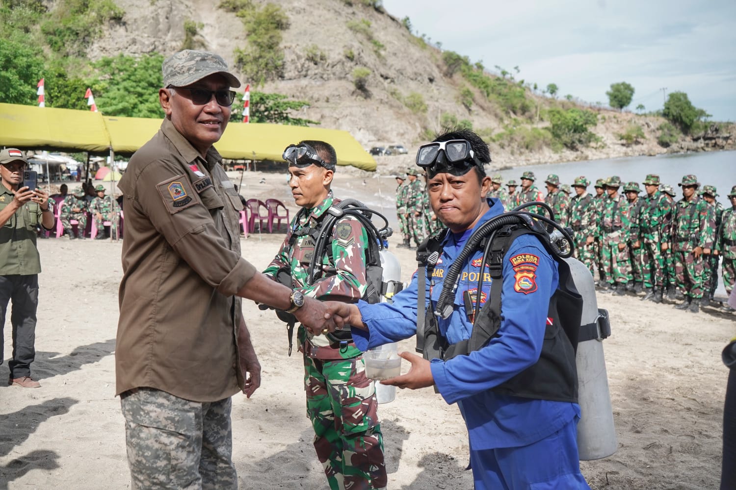 Kegiatan penanaman terumbu karang dan pembersihan pantai wisata Oi Fanda di Kabupaten Bima, Minggu (21/1).