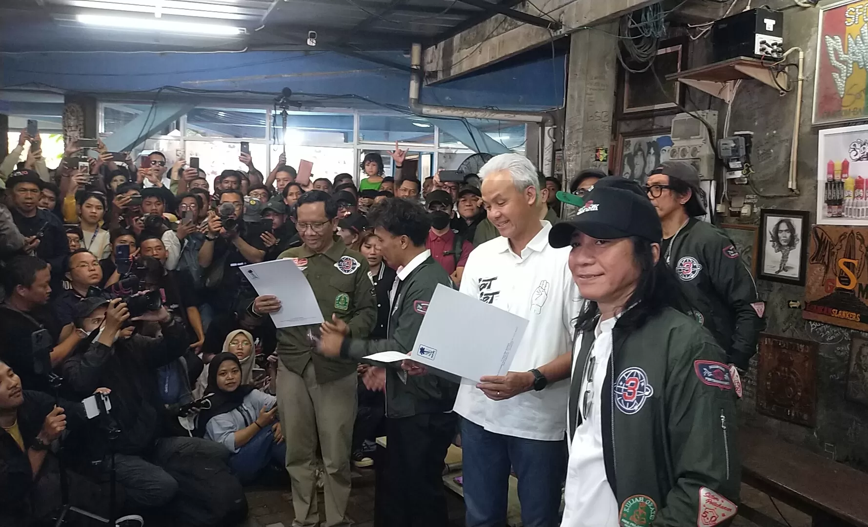 Slank deklarasikan dukungan pada pasangan Ganjar-Mahfud dalam Pilpres 2024. (Abdul Rahman/JawaPos.com)