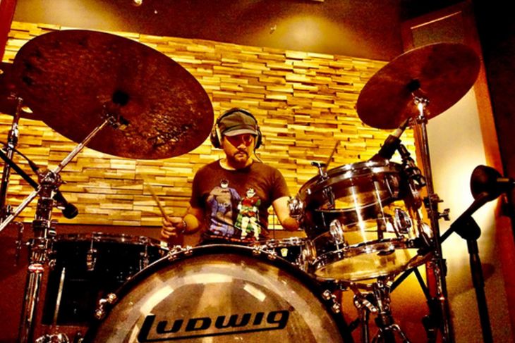 Unggahan Instagram mantan penggebuk drum band NAIF yaitu Franki Indrasmoro atau akrab disapa Pepeng yang kembali masuk studio rekaman untuk menyelesaikan sebuah proyek musik.