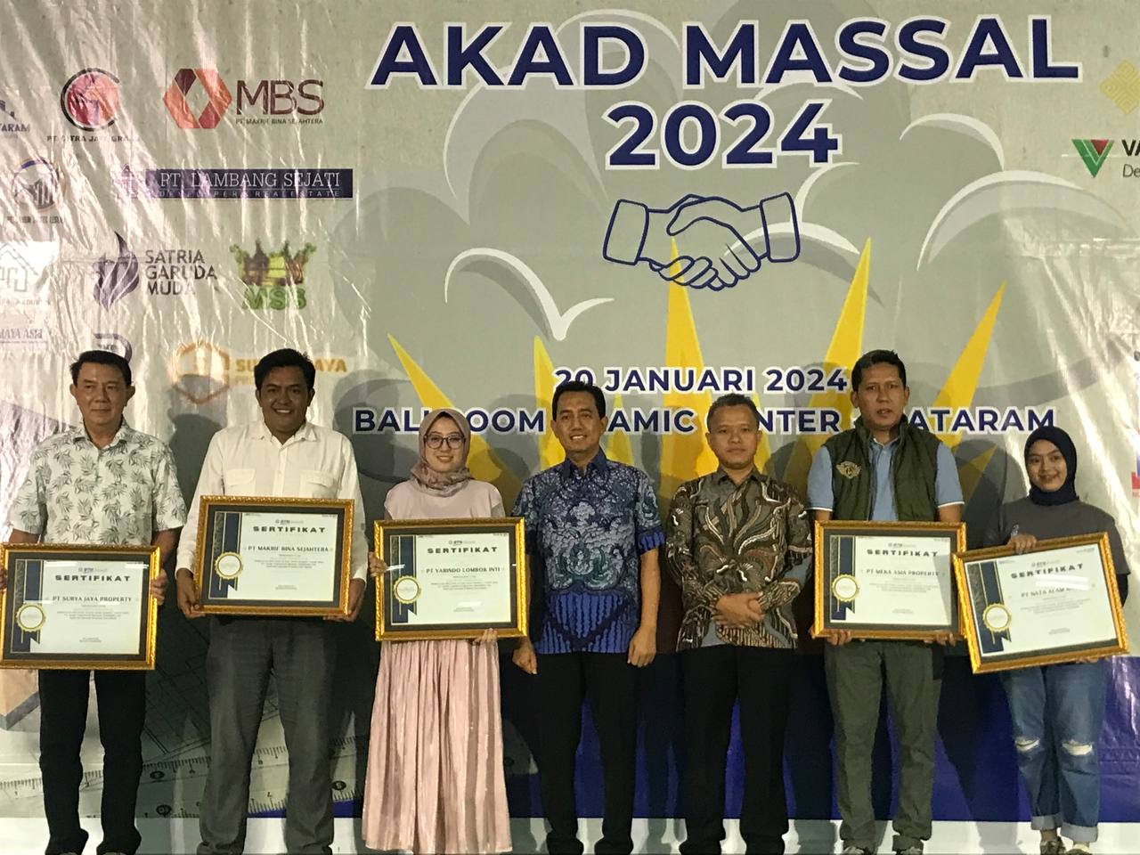 AKAD AKBAR: Perwakilan Bank BTN Syariah bersama pengembang dan calon nasabah secara simbolis pada kegiatan Akad Massal Akbar di Islamic Center Mataram, Sabtu (20/1).(NURUL/LOMBOK POST)