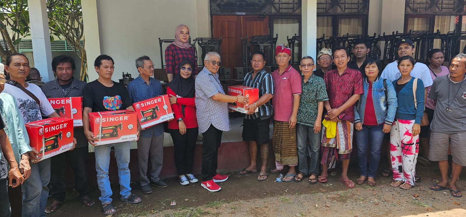 Anggota DPR RI dapil Lombok dari PDI Perjuangan H Rachmat Hidayat saat menyalurkan bantuan 50 mesin jahit dan obras untuk UMKM di halaman belakang Universitas Saraswati Mataram, Minggu(21/1).