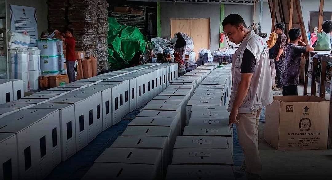CEK SURAT SUARA: Ketua Bawaslu KLU Deni Hartawan (tengah) melihat proses pengepakan surat suara di Gudang Logistik KLU, Tanjung, akhir pekan lalu. (BAWASLU KLU FOR LOMBOK POST)