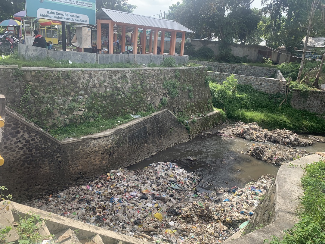 MENUMPUK : Gunungan sampah di sungai Pitung Bangsit, Desa Kediri Selatan yang sangat mengganggu kenyamanan. (CHIA//LOMBOK POST)