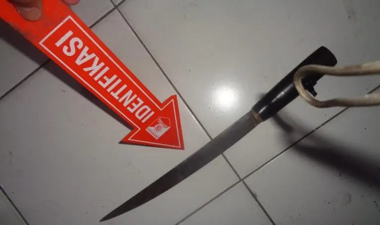 ALAT BUKTI: Barang bukti belati yang dipakai pelaku membunuh korban.(POLRES SUMBAWA FOR LOMBOK POST)