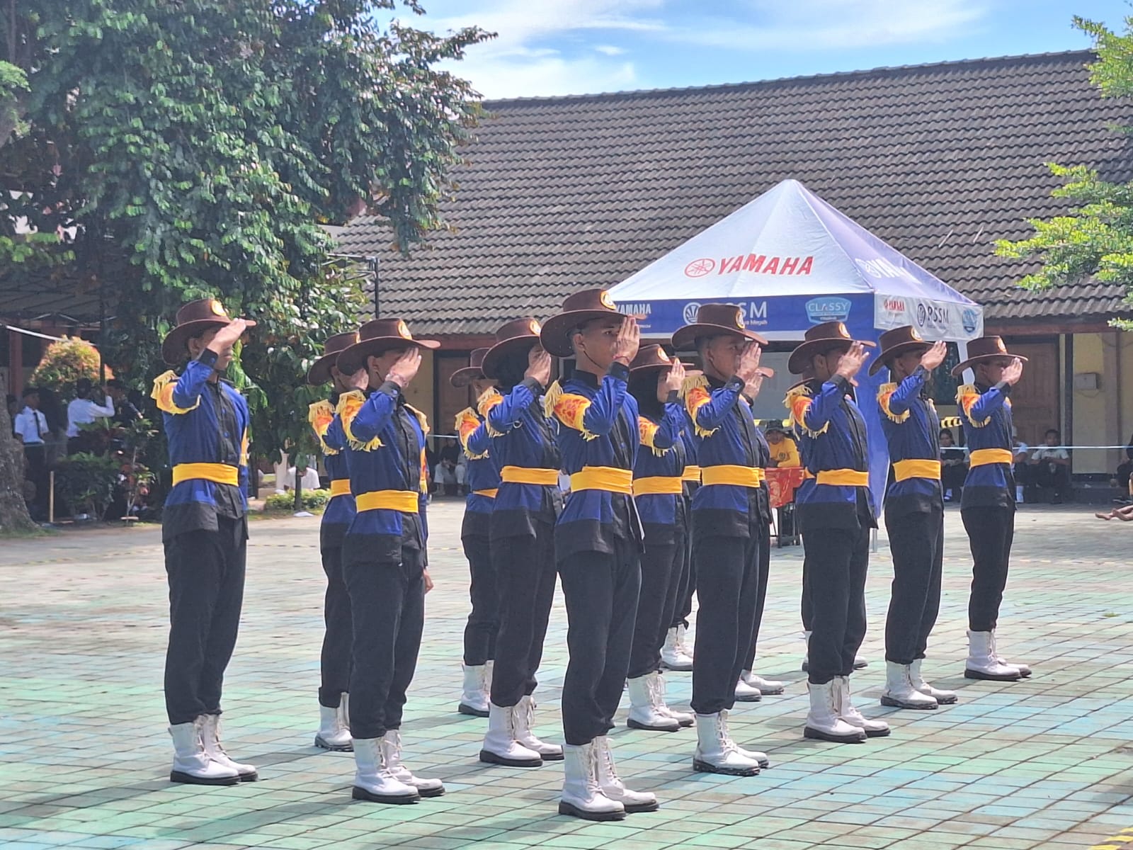 KREATIVITAS SISWA: Sejumlah peserta unjuk gigi pada LKBB yang diadakan ekskul Paskibra SMAN 4 Mataram. (SMANCA FOR LOMBOK POST)