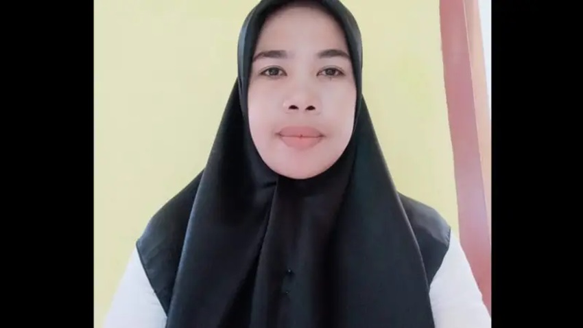 DIPECAT: Verawati, guru honorer di SDN Inpres Kalo Desa Pai Kecamatan Wera Kabupaten Bima.(ISTIMEWA/LOMBOK POST)