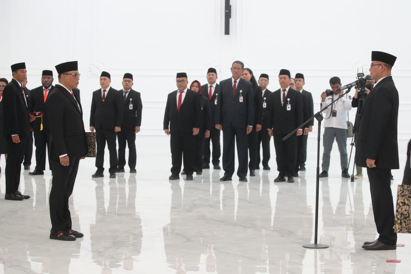 Ketua KPU RI Hasyim Asy&rsquo;ari (kanan) melantik komisioner KPU NTB, Senin (22/1).