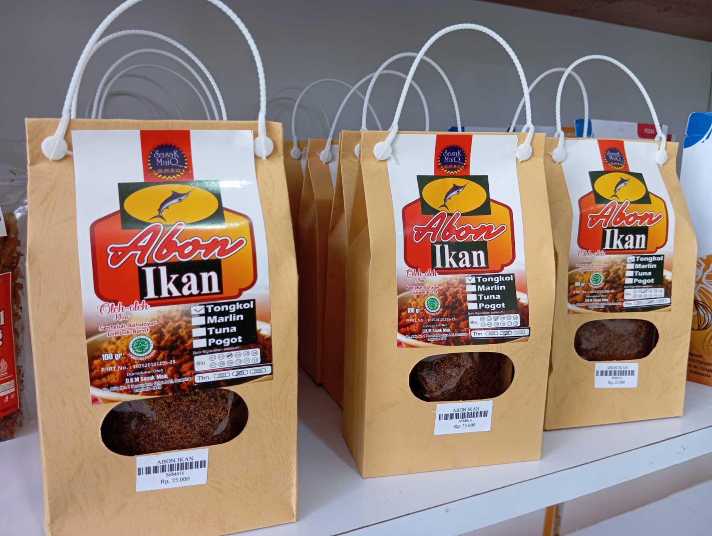 PRODUK DESA: Produk abon ikan milik UMKM dari Desa Senteluk, Kecamatan Batu Layar, Lombok Barat yang ada di etalase NTB Mall saat ini.(FERIAL/LOMBOK POST)